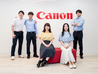 お客様をお迎えするスペースは、白をベースにコーポレートカラーのキヤノンレッドがアクセントになっています